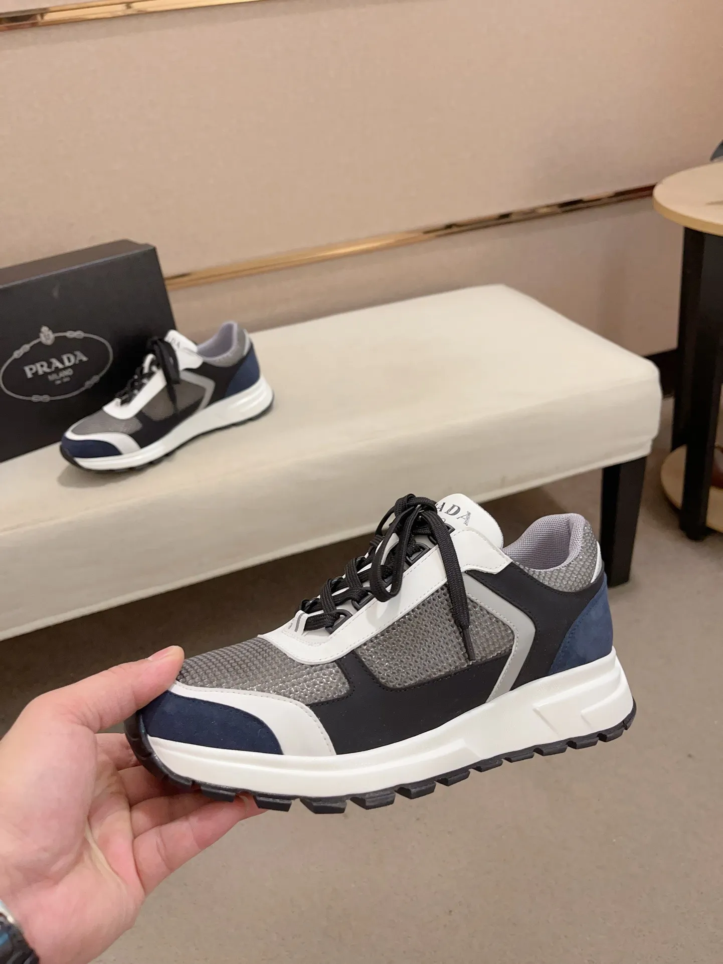 Men's shoes 💰 462💰🇮🇹🇮🇹PRADA (Prada) top 🔍🔍 new models are on sale at the same time at the counter, uppers 🇮🇹 Italian imported first-layer cowhide fabric Fully imported genuine leather lining 💪💪, completely 1⃣️ to 1⃣️ replica 🇮🇹💪💪, ⚠ sole: original sole provided by the original factory, exclusive movable molded foam outsole super comfortable, ⚠ original factory follow-up, 🔍🔍 high quality, you can go in and out of the counter at will, welcome to compare⚠. Code number: 38-44 (45.46 is custom-made and cannot be returned or exchanged)